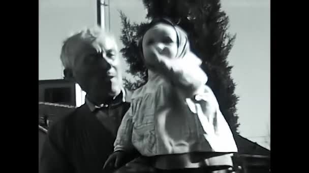 Milan Itália Maio 1960 Bebê Nos Braços Preto Branco Década — Vídeo de Stock