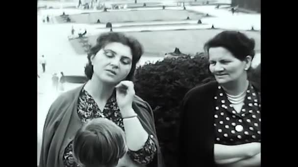 Mailand Italien Mai 1960 Frauen Und Kinder Park Spielen Schwarz — Stockvideo
