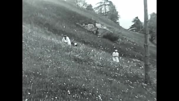 Milan Ιταλία Μαΐου 1960 Άνθρωποι Περνούν Χαρούμενες Στιγμές Στα Βουνά — Αρχείο Βίντεο