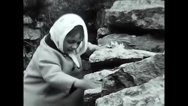 Milan Italien Maj 1960 Människor Tillbringar Glada Stunder Bergen Talet — Stockvideo