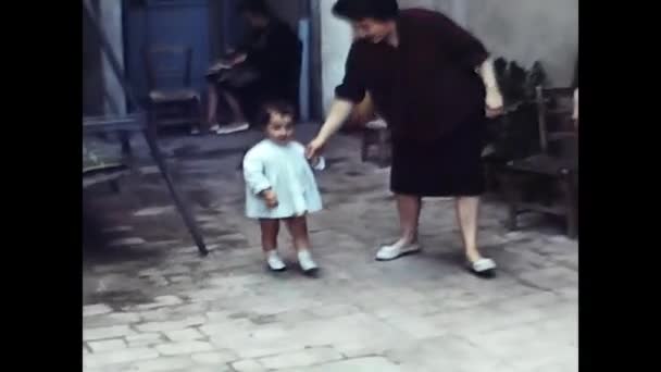 Forli Marzo 1960 Bambina Passeggia Giardino Negli Anni Sessanta — Video Stock