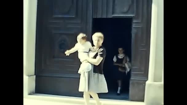 Forli Italia Mayo 1960 Personas Con Bebé Brazos Década 1960 — Vídeos de Stock