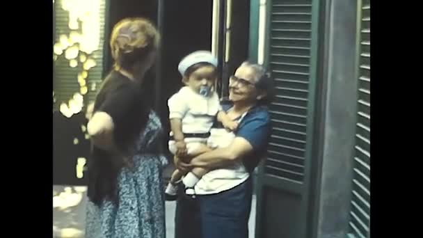 Forli Italy Може 1960 Люди Немовлятами Руках 1960 — стокове відео