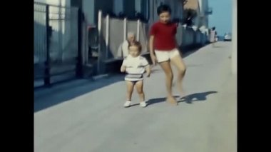 forli, İtalya 14 Mayıs 1960: çocuk 1960 'larda plaj evinde oynuyor.