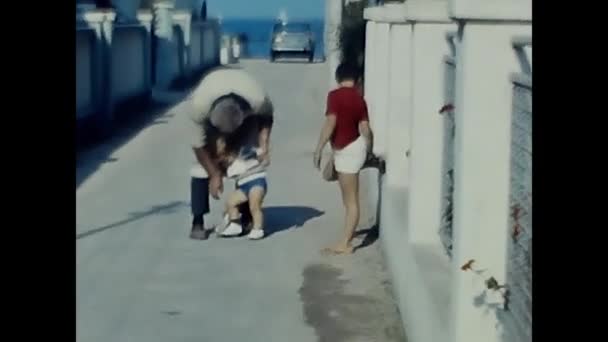 Forli Italië Mei 1960 Kind Speelt Oprit Strandhuis 1960 — Stockvideo