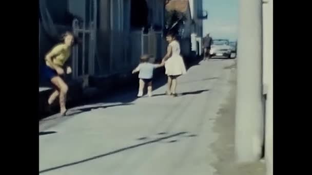 Forli Maggio 1960 Bambino Gioca Strada Carrabile Casa Mare Nel — Video Stock
