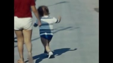 forli, İtalya 14 Mayıs 1960: çocuk 1960 'larda plaj evinde oynuyor.