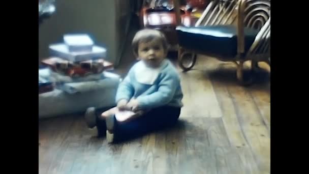 Forli Włochy Grudnia 1960 Dziecko Rozpakowuje Prezenty Boże Narodzenie Latach — Wideo stockowe