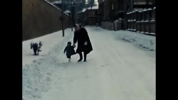 イタリアのフォリ1960年12月14日 1960年代のフォリの子供と雪の中の人々 — ストック動画