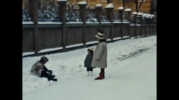Forli Italie Décembre 1960 Personnes Dans Neige Avec Enfants Forli — Video