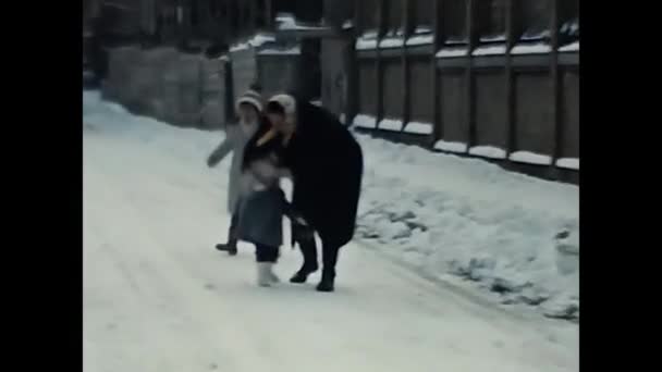 Forli Dicembre 1960 Persone Sulla Neve Con Bambini Forli Negli — Video Stock
