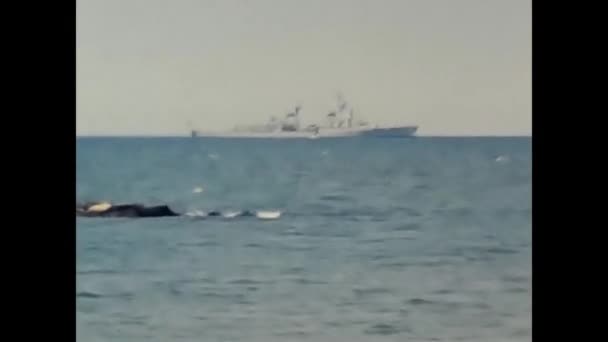 Forli Ιταλία Μαΐου 1960 Θάλασσα Θέα Βράχους Και Πλοία Δεκαετία — Αρχείο Βίντεο