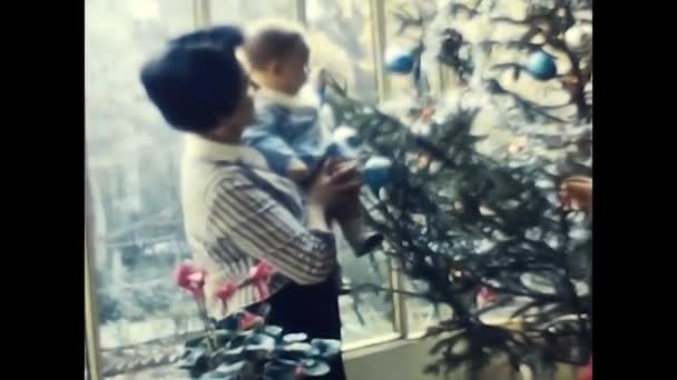Forli Italy December 1960 Child Mom Decorate Christmas Tree 1960S — Stock Video