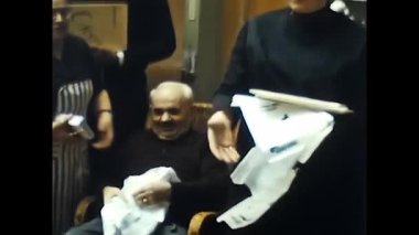 Valle d 'aosta, İtalya 25 Aralık 1960: 60' larda akrabalar arasında Noel hediyesi alışverişi