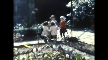 forli, İtalya 16 Mayıs 1960: 60 'lı yıllarda bahçede oynayan çocuklar