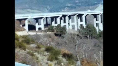 forli, İtalya 17 Mayıs 1960: 60 otoban köprüsü ve dağ manzarası