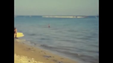 forli, İtalya 17 Ağustos 1960: 60 'larda plajdaki insanlar