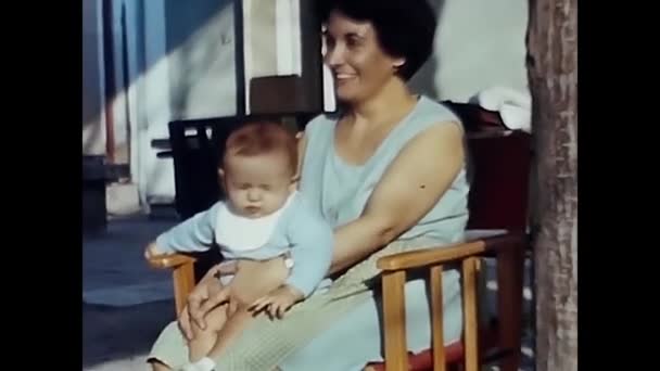 Forli Itália Maio 1960 Bebê Nos Braços Mãe Década 1960 — Vídeo de Stock