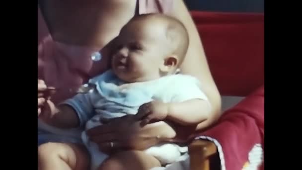 意大利福里 1960年6月24日 20世纪60年代妈妈抱着孩子吃饭 — 图库视频影像
