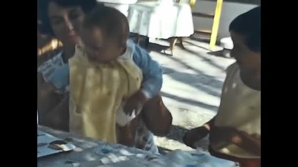 Forli Ιταλία Μάιος 1960 Μωρό Στην Αγκαλιά Της Μαμάς Τρώει — Αρχείο Βίντεο
