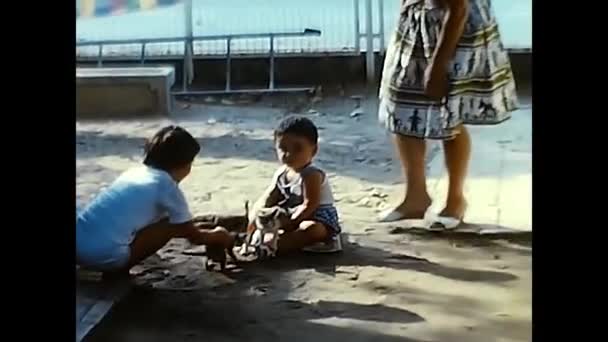 イタリアのフォリ1960年6月10日子供たちは60年代の庭で子猫と遊ぶ — ストック動画