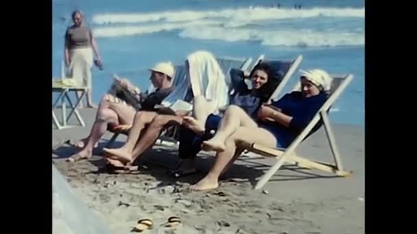 Forli Italy Giugno 1960 Spiaggia Con Persone Vacanza 1960 — Video Stock