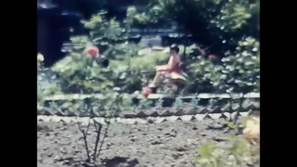 意大利福里 1960年3月28日 小女孩骑着一辆婴儿车 骑着假马走了60年 — 图库视频影像