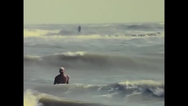 1960年6月10日イタリアのフォリ1960年代の海と人とのビーチ — ストック動画