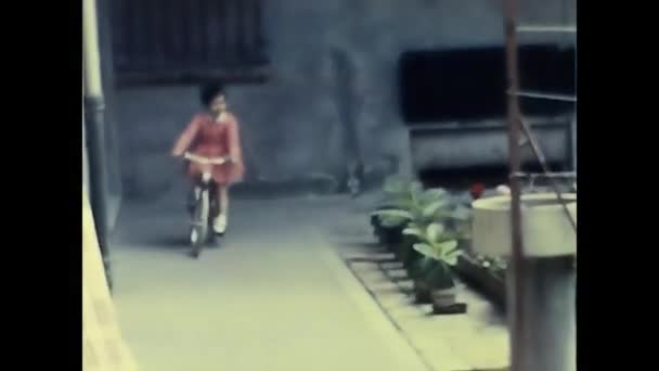 Forli Talya Mart 1960 1960 Larda Bahçede Bisiklet Süren Küçük — Stok video