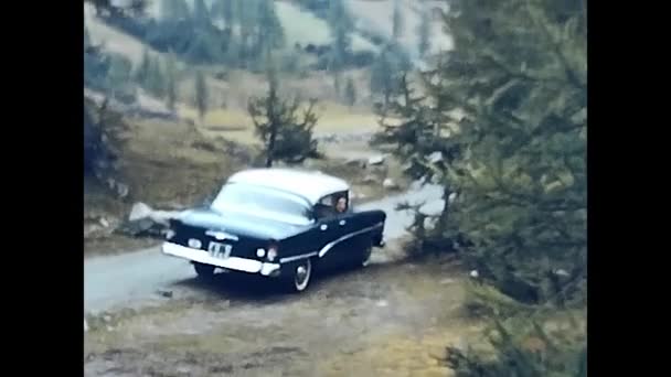 Valle Aosta Italia Octubre 1960 Coche Época Detenido Montaña 1960 — Vídeo de stock