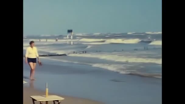Forli Italy Juni 1960 Strand Med Havet Och Människor 1960 — Stockvideo