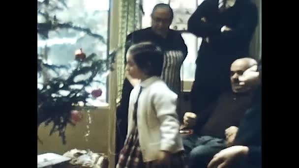 Valle Aosta Italië December 1960 Uitwisseling Van Kerstcadeaus Tussen Familieleden — Stockvideo