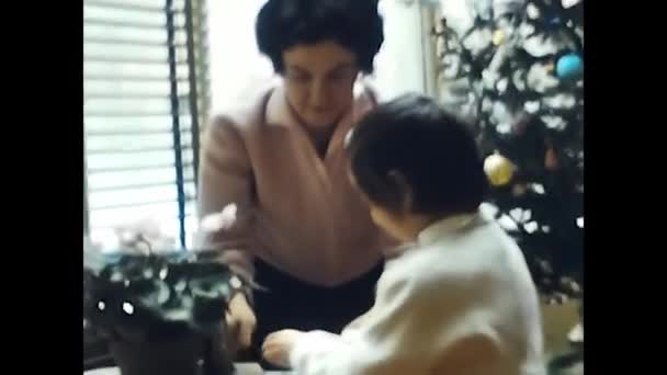 Valle Aosta Ιταλία Οκτωβρίου 1960 Ανταλλαγή Δώρων Χριστουγέννων Μεταξύ Συγγενών — Αρχείο Βίντεο