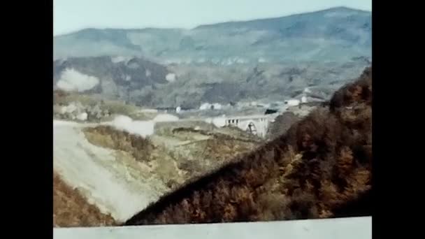 Forli Ιταλία Μπορεί 1960 Του Αυτοκινητόδρομου Γέφυρα Και Βουνά Τοπίο — Αρχείο Βίντεο