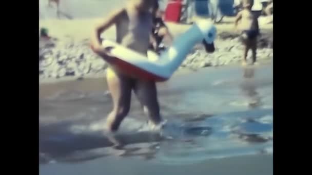 Forli Italia Agosto 1960 Niño Playa Con Chaleco Salvavidas Forma — Vídeos de Stock