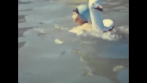 Forli Ιταλία Αυγούστου 1960 Παιδί Στην Παραλία Χήνα Σχήμα Σωσίβιο — Αρχείο Βίντεο