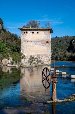 Bu tekerlek ve berrak mavi suyla karakterize edilen boğucu turistik bölge
