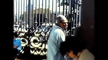 Luxor, Mısır 18 Şubat 1980: Mısırlı 80 'leri ziyaret eden turistler