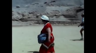 Luxor, Mısır 18 Şubat 1980: Mısırlı 80 'leri ziyaret eden turistler