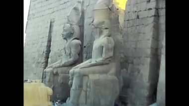 Luxor, Mısır 18 Şubat 1980: 80 'lerdeki Mısır taş heykelleri