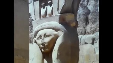 Luxor, Mısır 18 Şubat 1980: 80 'lerdeki Mısır taş heykelleri