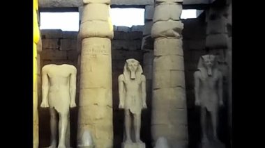 Luxor, Mısır 18 Şubat 1980: 80 'lerdeki Mısır taş heykelleri