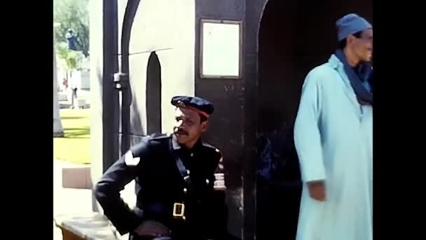 Louxor Égypte Février 1980 Gardiens Égyptiens Contrôle Des Immeubles Des — Video
