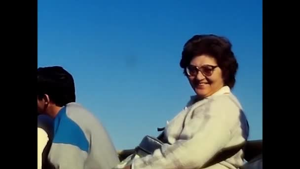 エジプトのルクソール1980年2月18日エジプトでの休暇中の女性80歳 — ストック動画