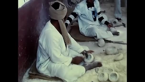 Luxor Egipto Febrero 1980 Hombre Egipcio Esculpiendo Piedras Los — Vídeos de Stock