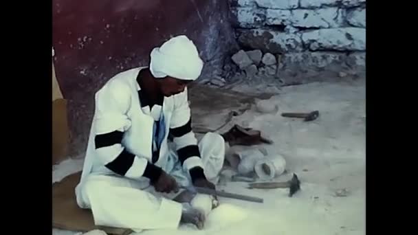 Luxor Egipto Febrero 1980 Hombre Egipcio Esculpiendo Piedras Los — Vídeos de Stock