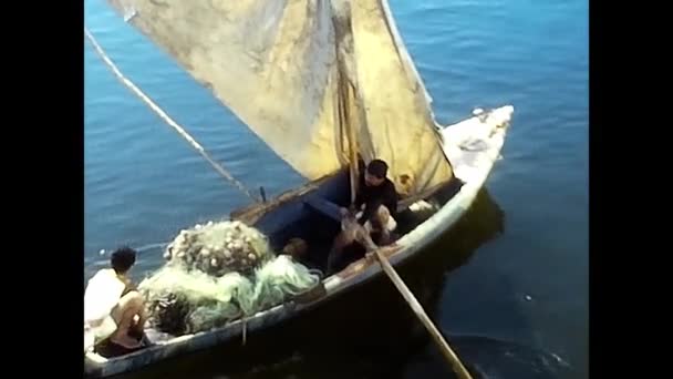 Luxor Mısır Şubat 1980 Mısırlı Adamlarla Mısırlı Yıllarda Yelkenli — Stok video