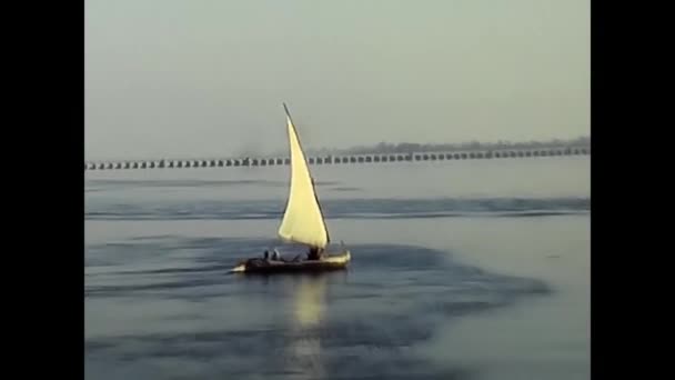 Luxor Ägypten Februar 1980 Segelboot Mit Ägyptischen Männern Ägypten 80Er — Stockvideo