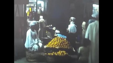 Luxor, Mısır 18 Şubat 1980: 80 'lerin mağazaları ve insanları ile Mısır gece hayatı