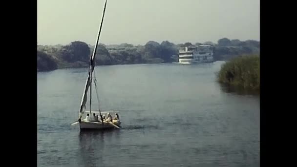 Luxor Ägypten Februar 1980 Segelboot Mit Ägyptischen Männern Ägypten 80Er — Stockvideo